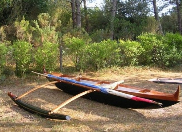  Canoa hawaiana a orillas del lago